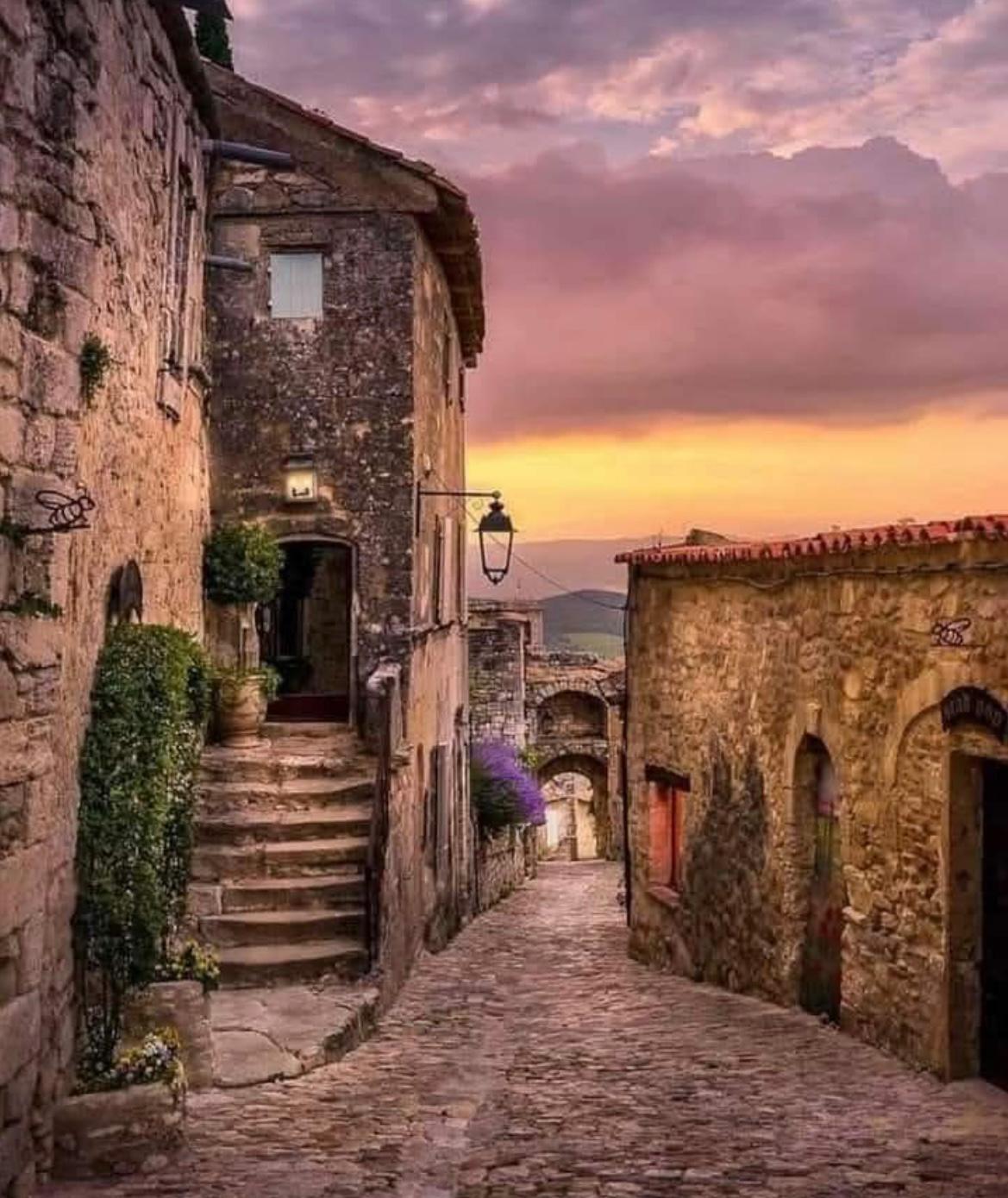 Village provençal au coucher de soleil