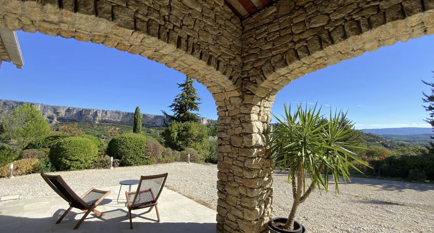 Terrasse avec arches